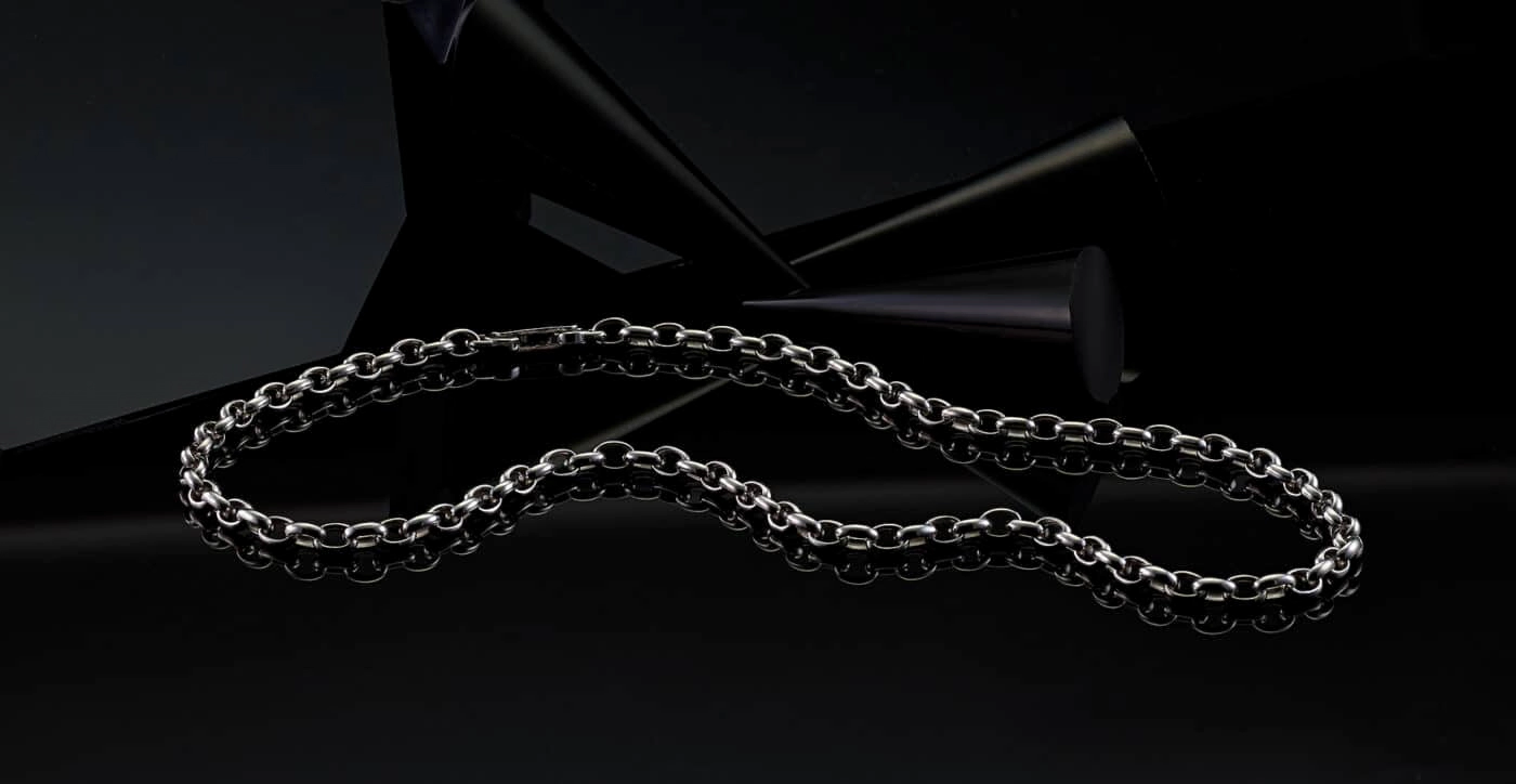 A 5mm men's platinum rolo link chain necklace with a durable clasp