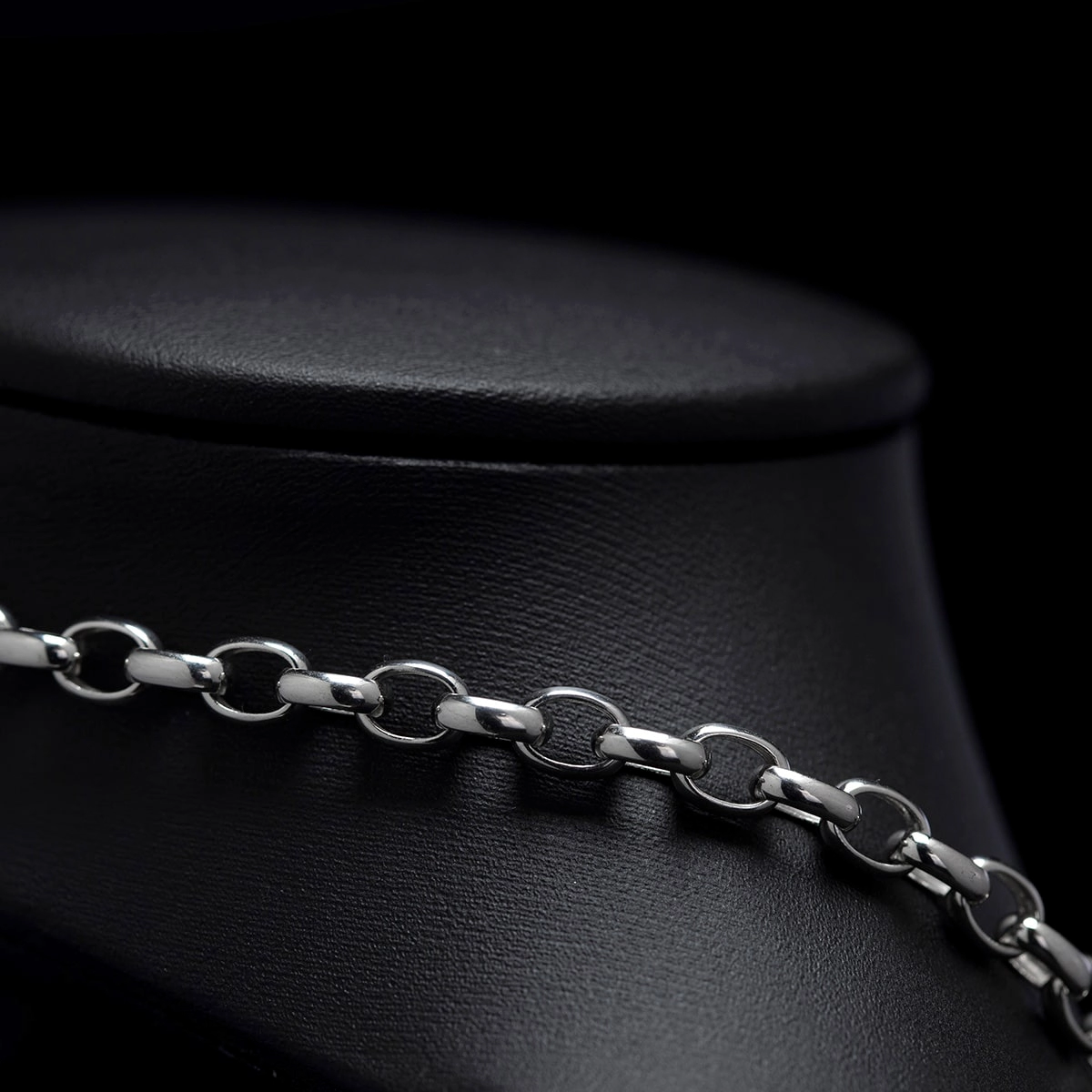 A 5mm men's platinum rolo link chain necklace with a durable clasp