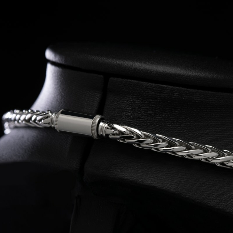 A 4.7mm men's platinum wheat chain necklace with a durable clasp