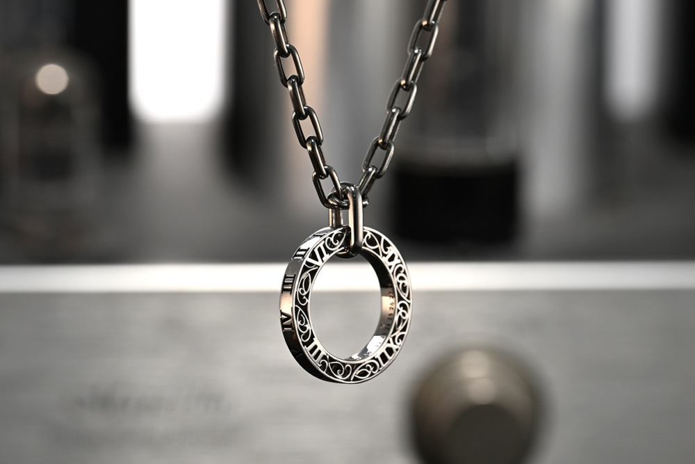 arabesque patter on the platinum pendant for men