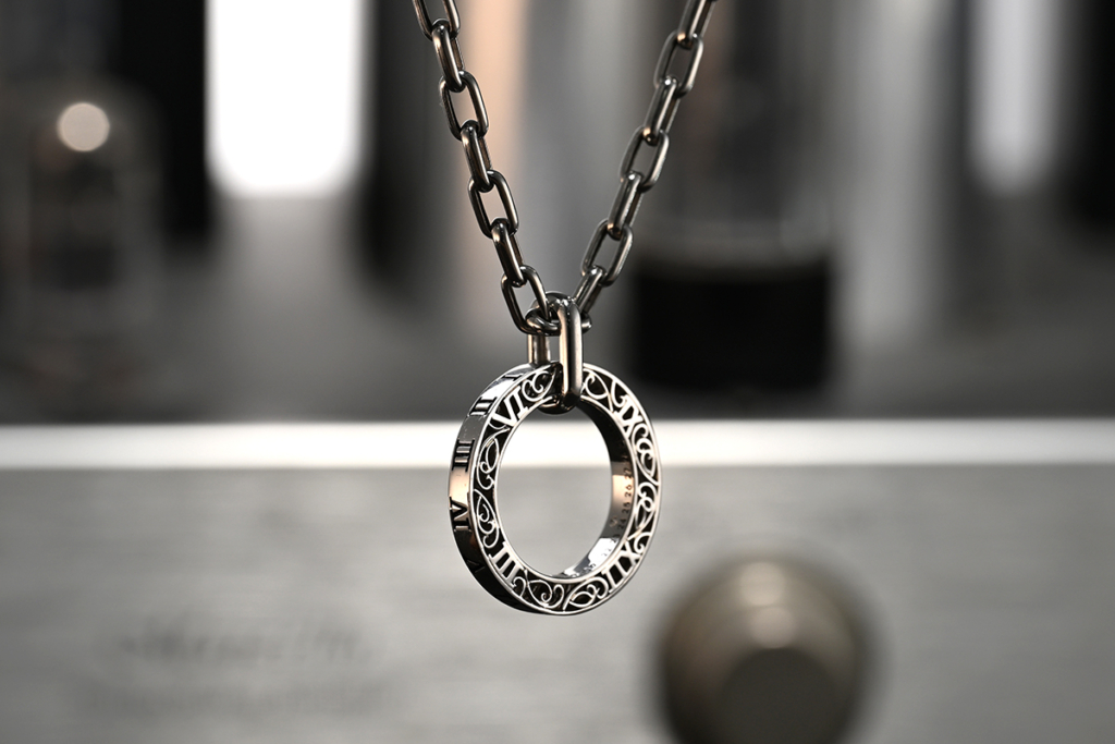 arabesque patter on the platinum pendant for men