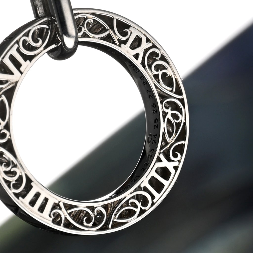 arabesque patter on the platinum pendant for men