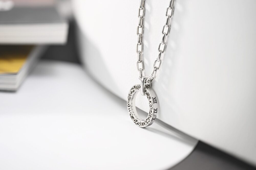 PT950 platinum Roman numeral oval pendant necklace